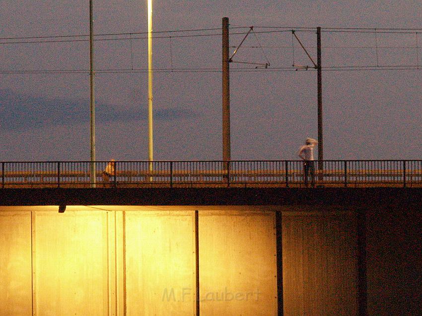 Lebensmueder mit Pistole Koeln Deutzer Bruecke P60.JPG